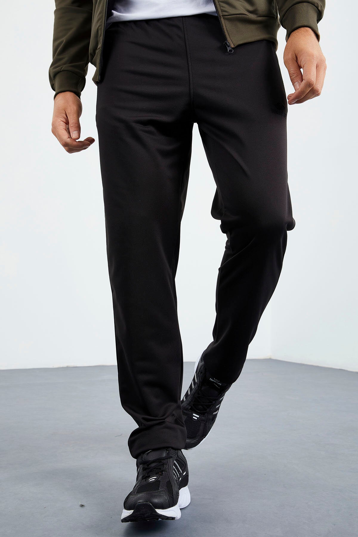 Camel - Siyah Dik Yaka Fermuarlı Standart Kalıp Klasik Paça Erkek Eşofman Takımı  - 85162