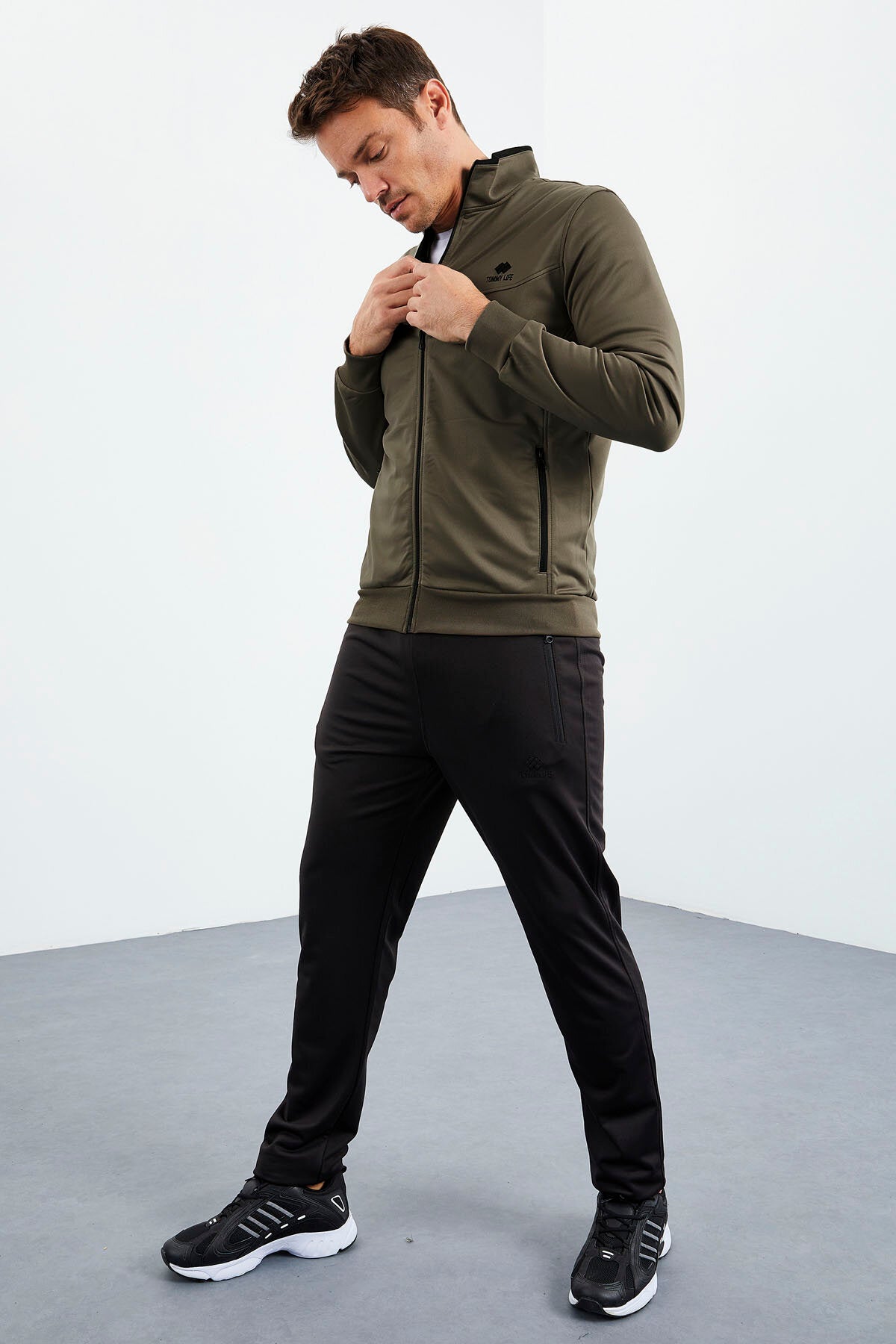 Camel - Siyah Dik Yaka Fermuarlı Standart Kalıp Klasik Paça Erkek Eşofman Takımı  - 85162