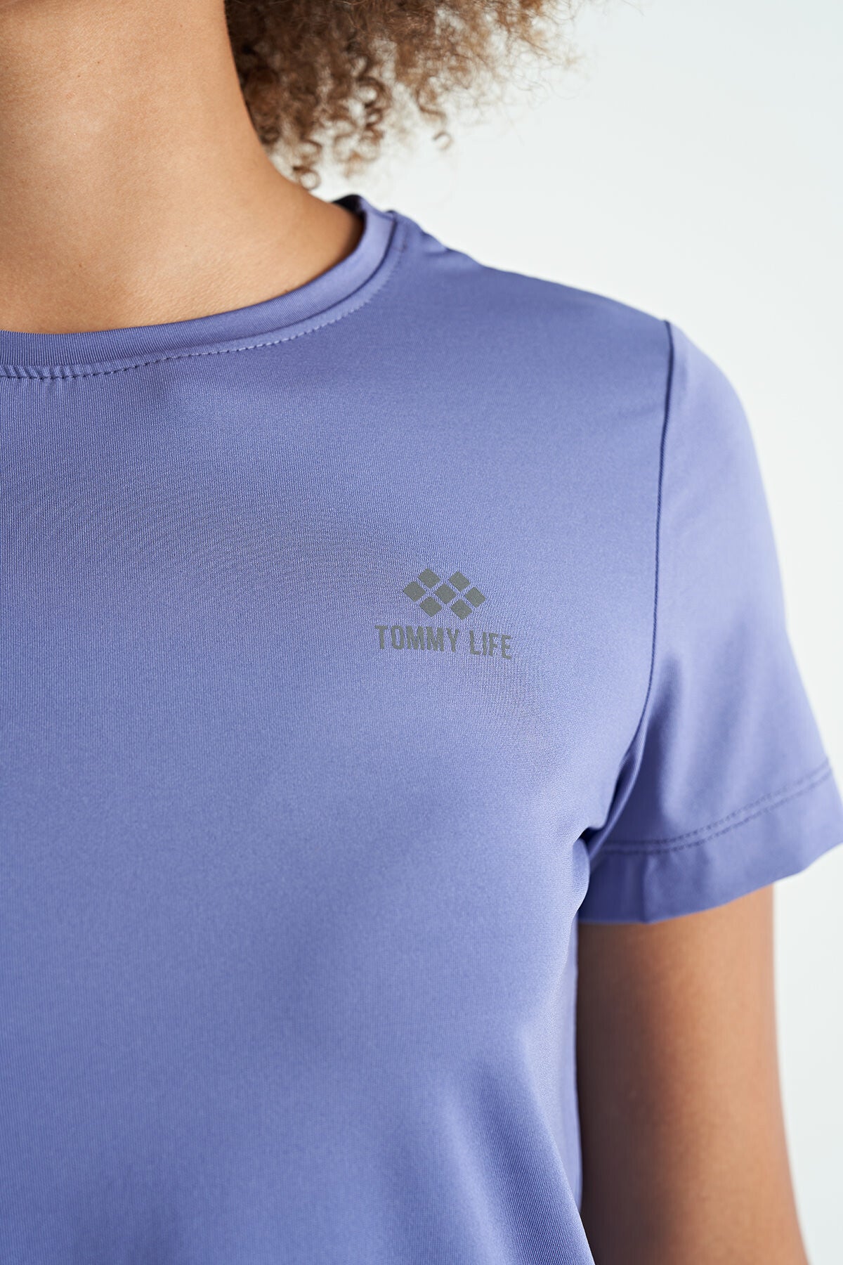 Eflatun Sırt Yırtmaç Detaylı O Yaka Kısa Kollu Standart Kalıp Kadın T-Shirt - 97267