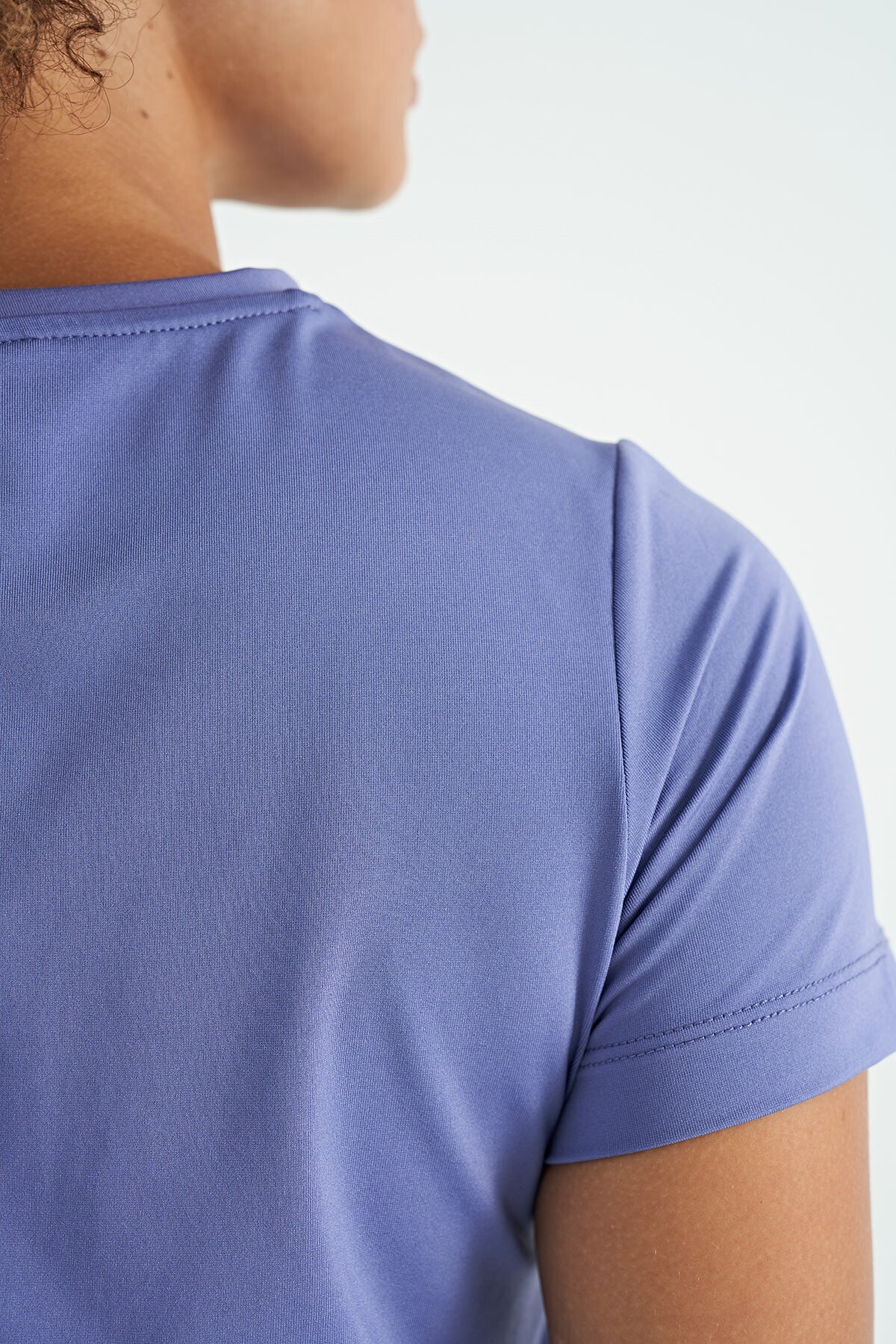 Eflatun Sırt Yırtmaç Detaylı O Yaka Kısa Kollu Standart Kalıp Kadın T-Shirt - 97267