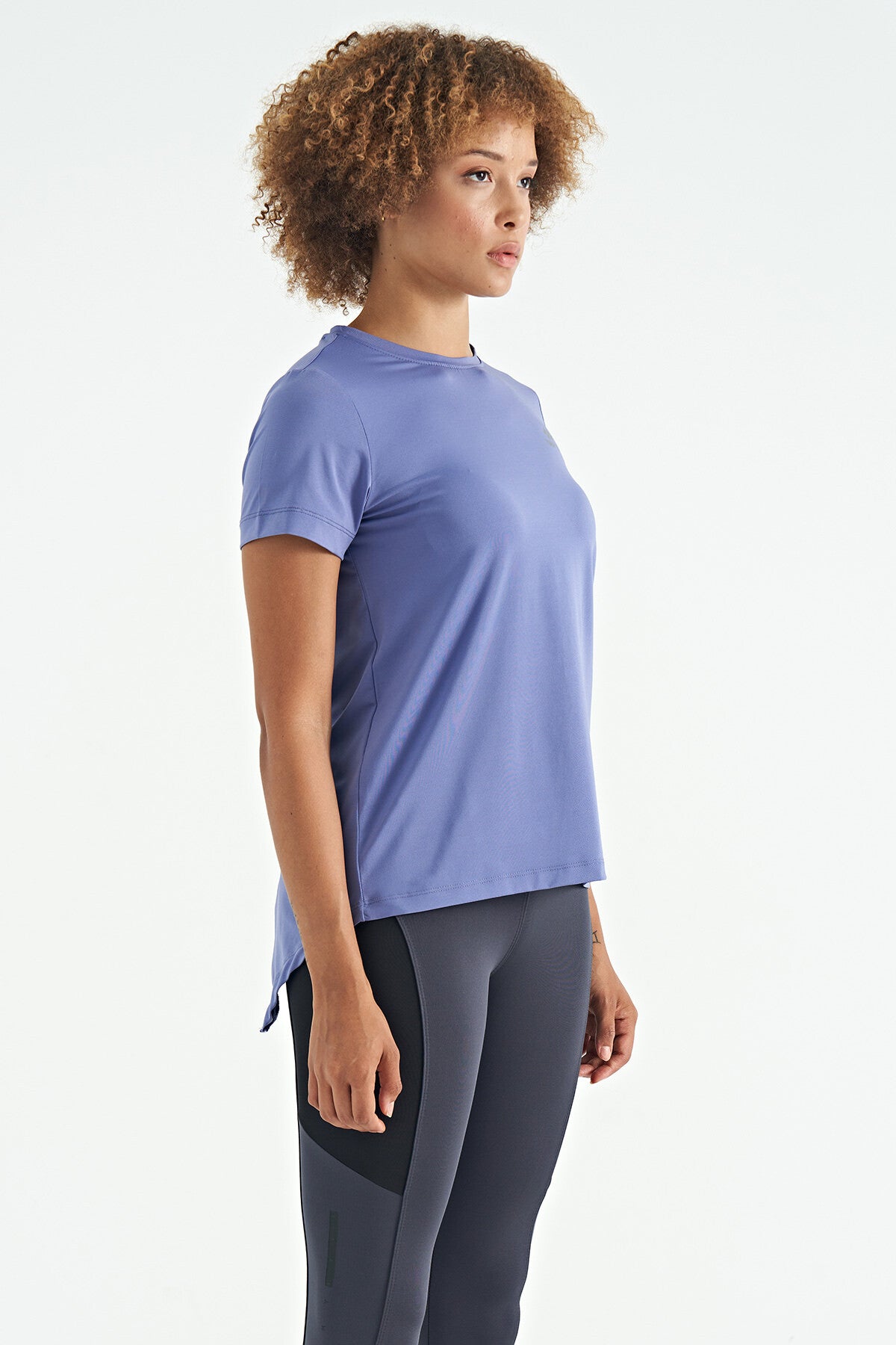 Eflatun Sırt Yırtmaç Detaylı O Yaka Kısa Kollu Standart Kalıp Kadın T-Shirt - 97267