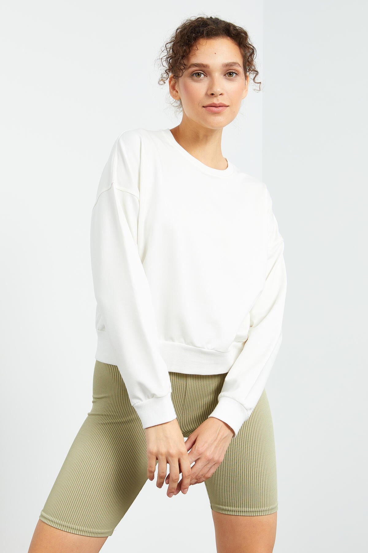 Ekru Basic Rahat Form O Yaka Kadın Sweatshirt - 97114