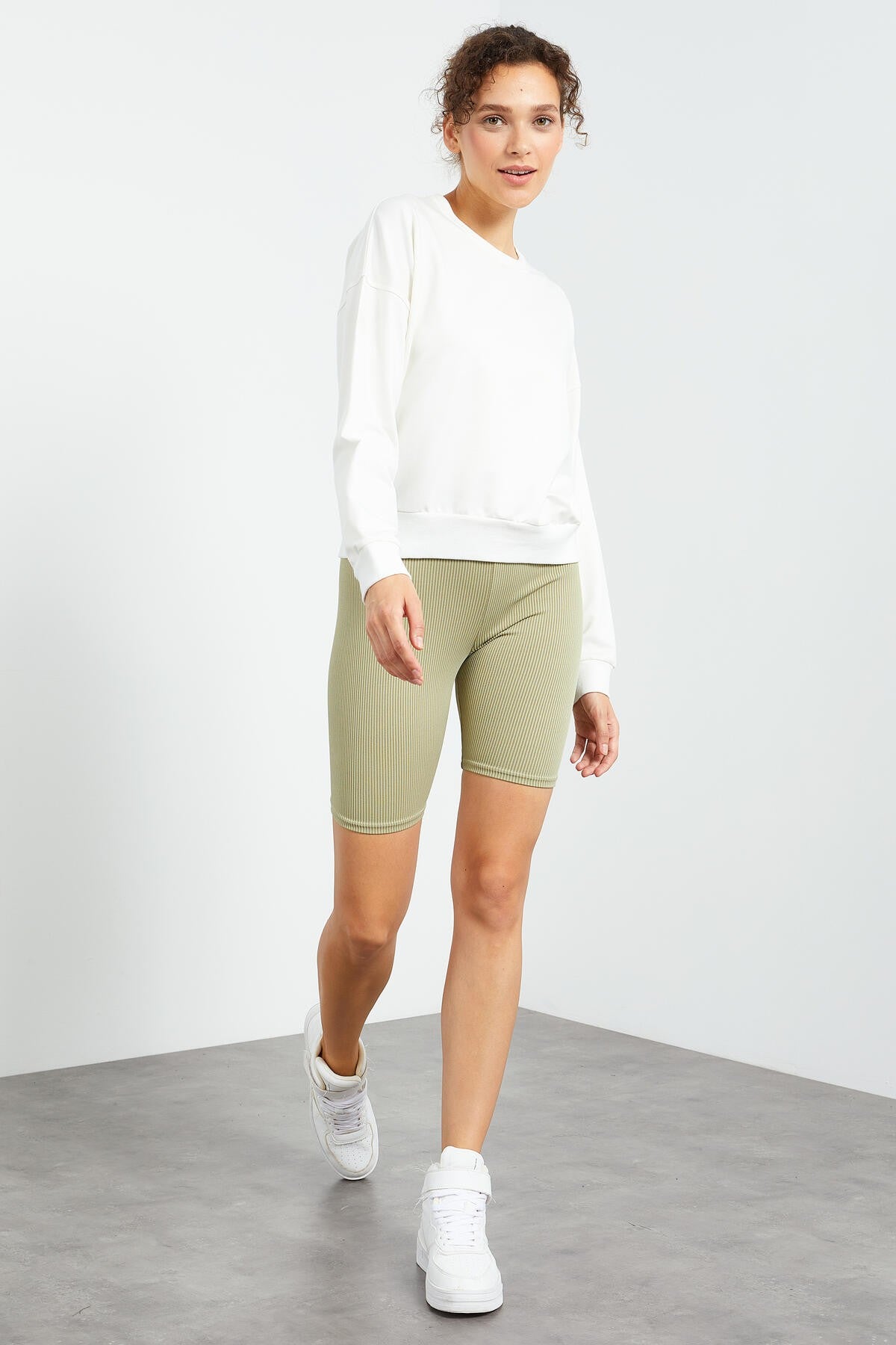 Ekru Basic Rahat Form O Yaka Kadın Sweatshirt - 97114
