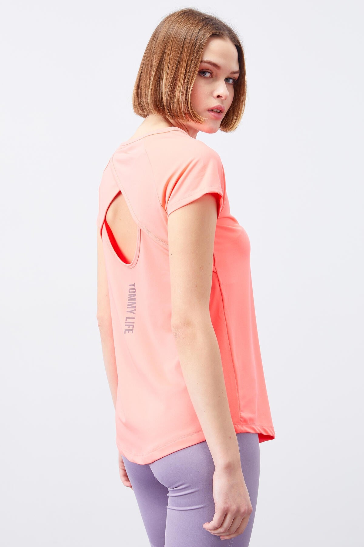 Fuşya Sırt Pencereli Kısa Kol Standart Kalıp O Yaka Kadın T-Shirt - 97101