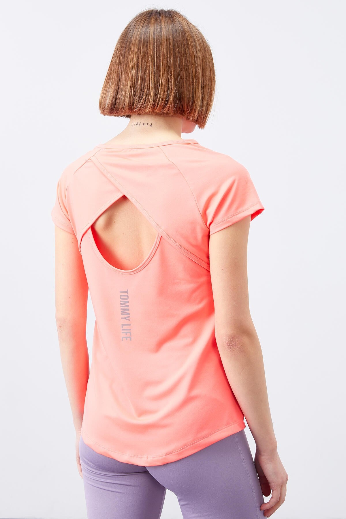 Fuşya Sırt Pencereli Kısa Kol Standart Kalıp O Yaka Kadın T-Shirt - 97101