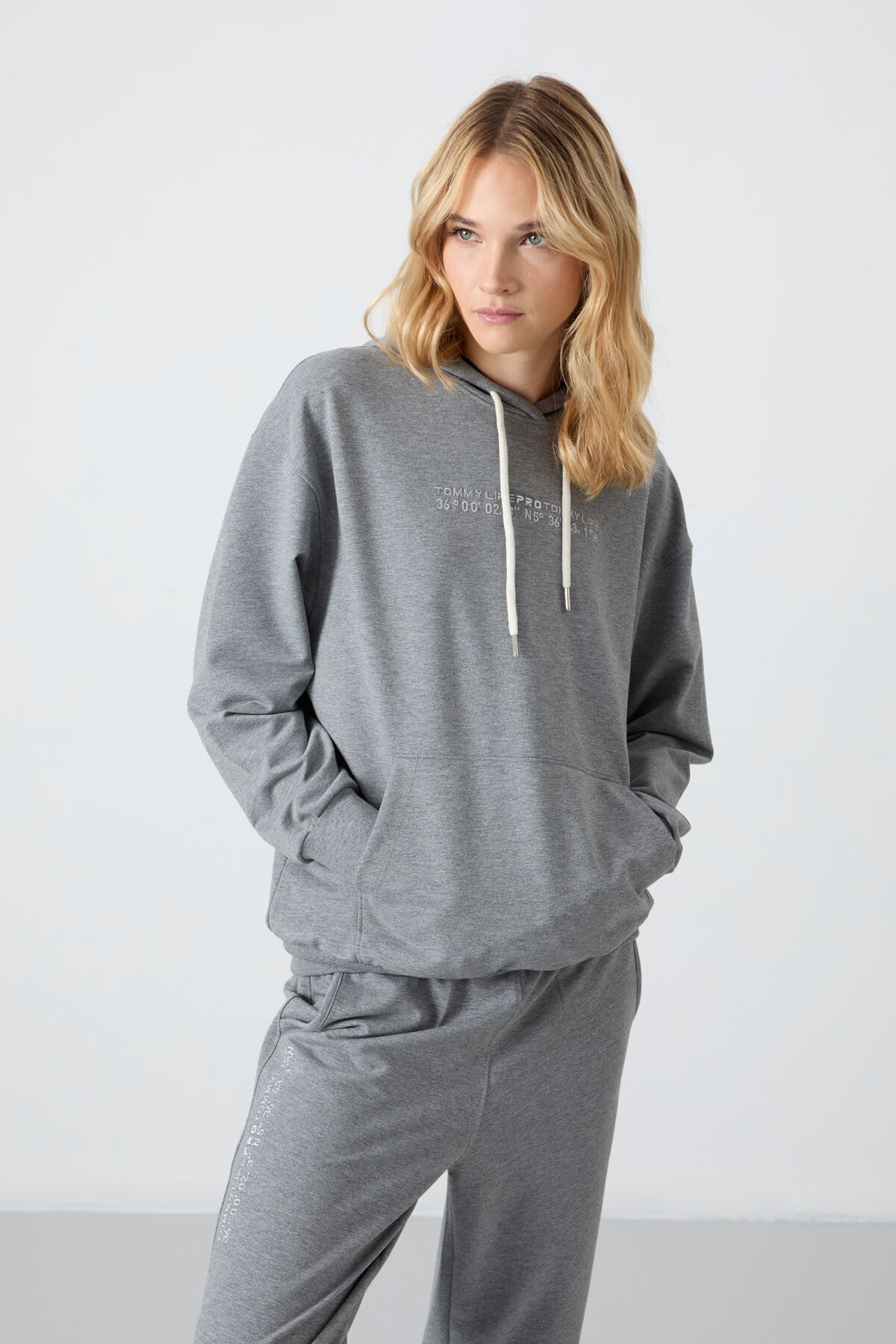 Gri Melanj Kapüşonlu Kanguru Cep Oversize Lastik Paça Kadın Eşofman Takımı - 95288