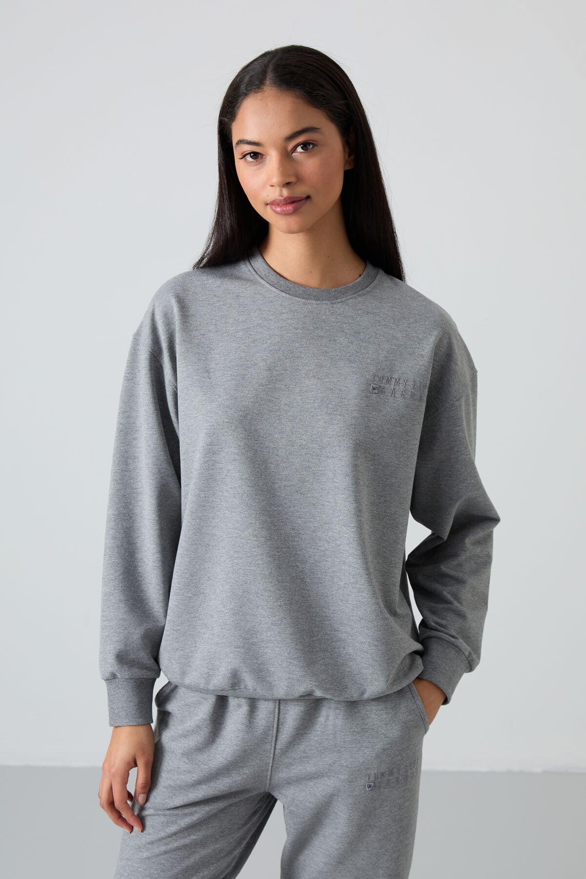 Gri Melanj Basic Pamuklu O Yaka Oversize Lastik Paça Kadın Eşofman Takım - 95287