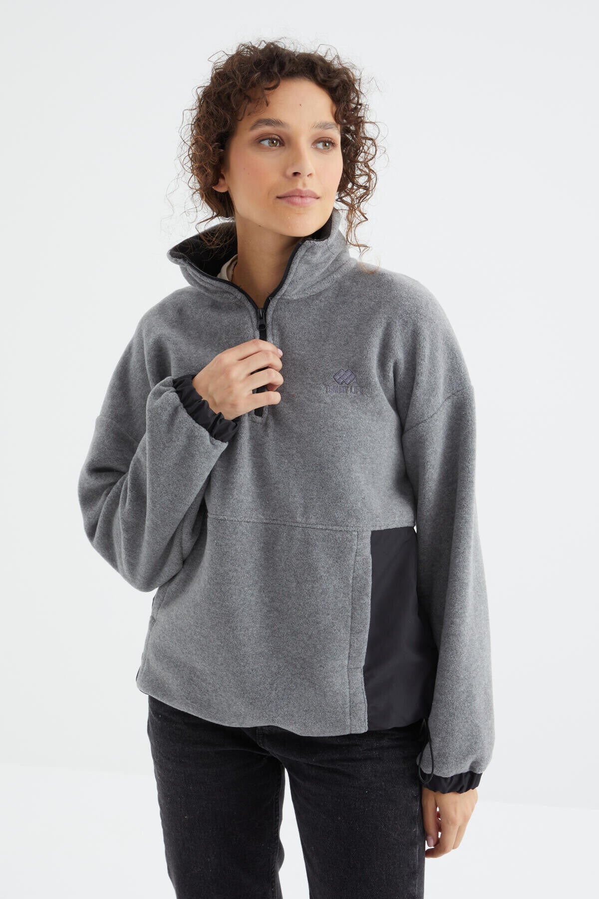 Gri Melanj Yarım Fermuar Etek Ucu Büzgülü Dik Yaka  Oversize Kadın Polar Sweatshirt - 97236