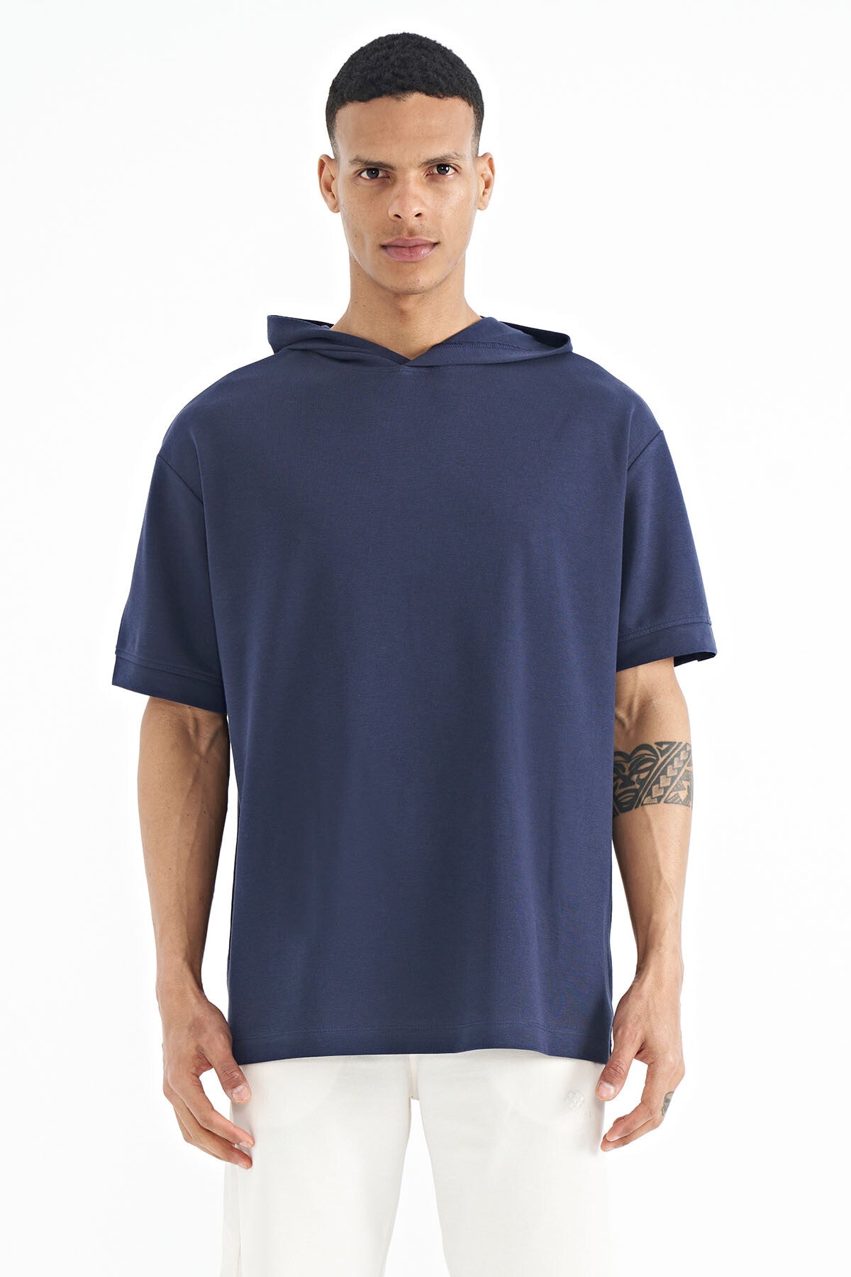 İndigo Kapüşonlu Kol Etiket Detaylı Oversize Erkek T-shirt - 88179