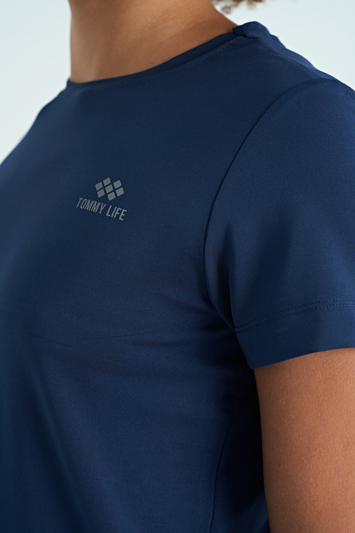 İndigo Sırt Yırtmaç Detaylı O Yaka Kısa Kollu Standart Kalıp Kadın T-Shirt - 97267