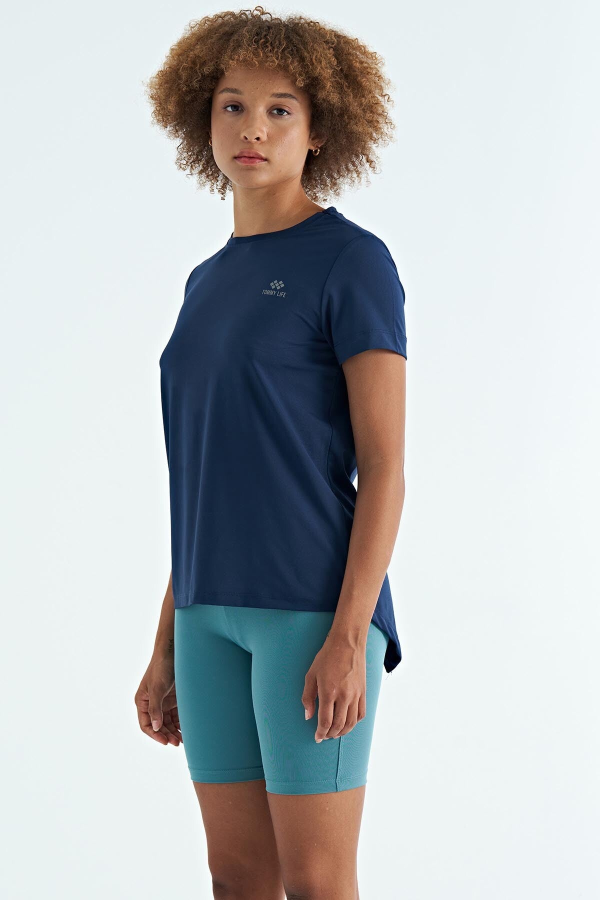 İndigo Sırt Yırtmaç Detaylı O Yaka Kısa Kollu Standart Kalıp Kadın T-Shirt - 97267