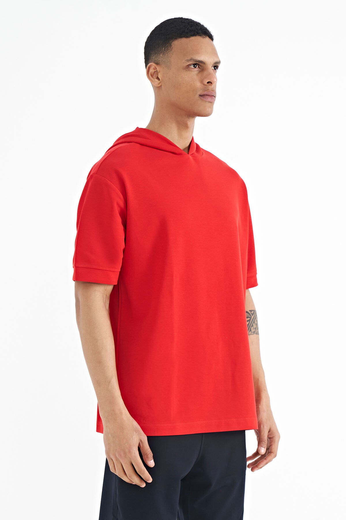 Kırmızı Kapüşonlu Kol Etiket Detaylı Oversize Erkek T-shirt - 88179