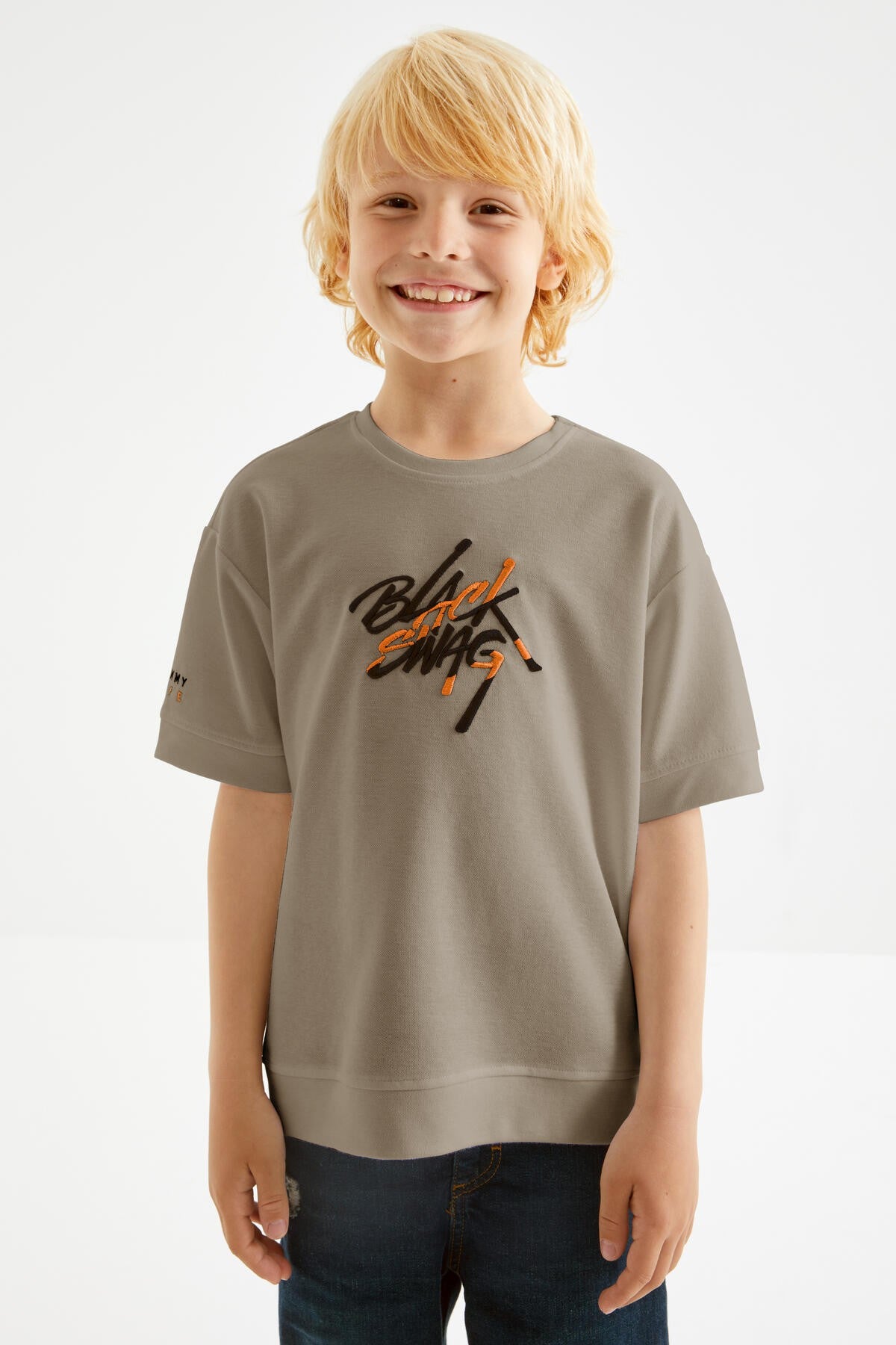 Koyu Bej Oversize Yazı Nakışlı Kısa Kollu O Yaka Erkek Çocuk T-Shirt  - 10898