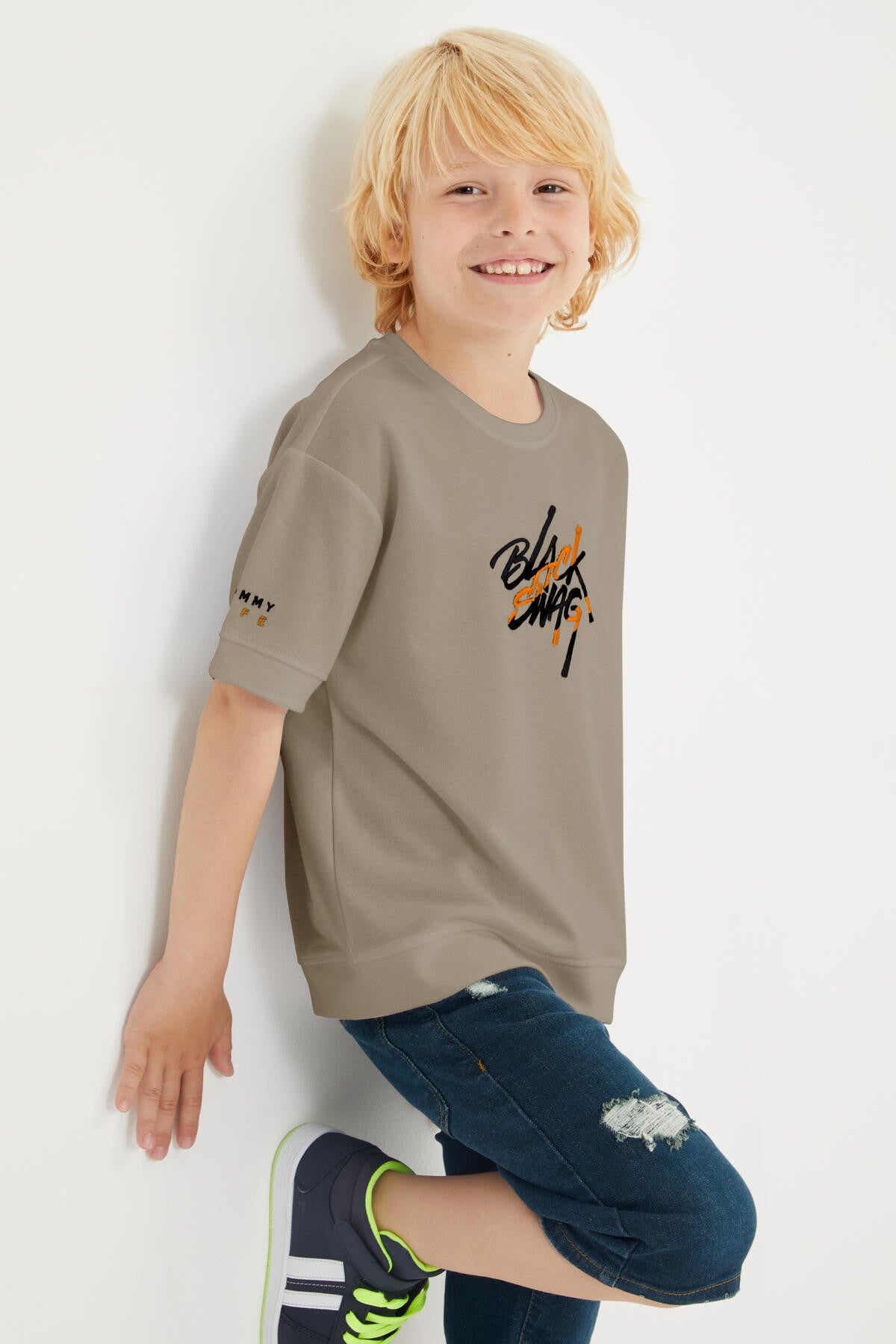 Koyu Bej Oversize Yazı Nakışlı Kısa Kollu O Yaka Erkek Çocuk T-Shirt  - 10898