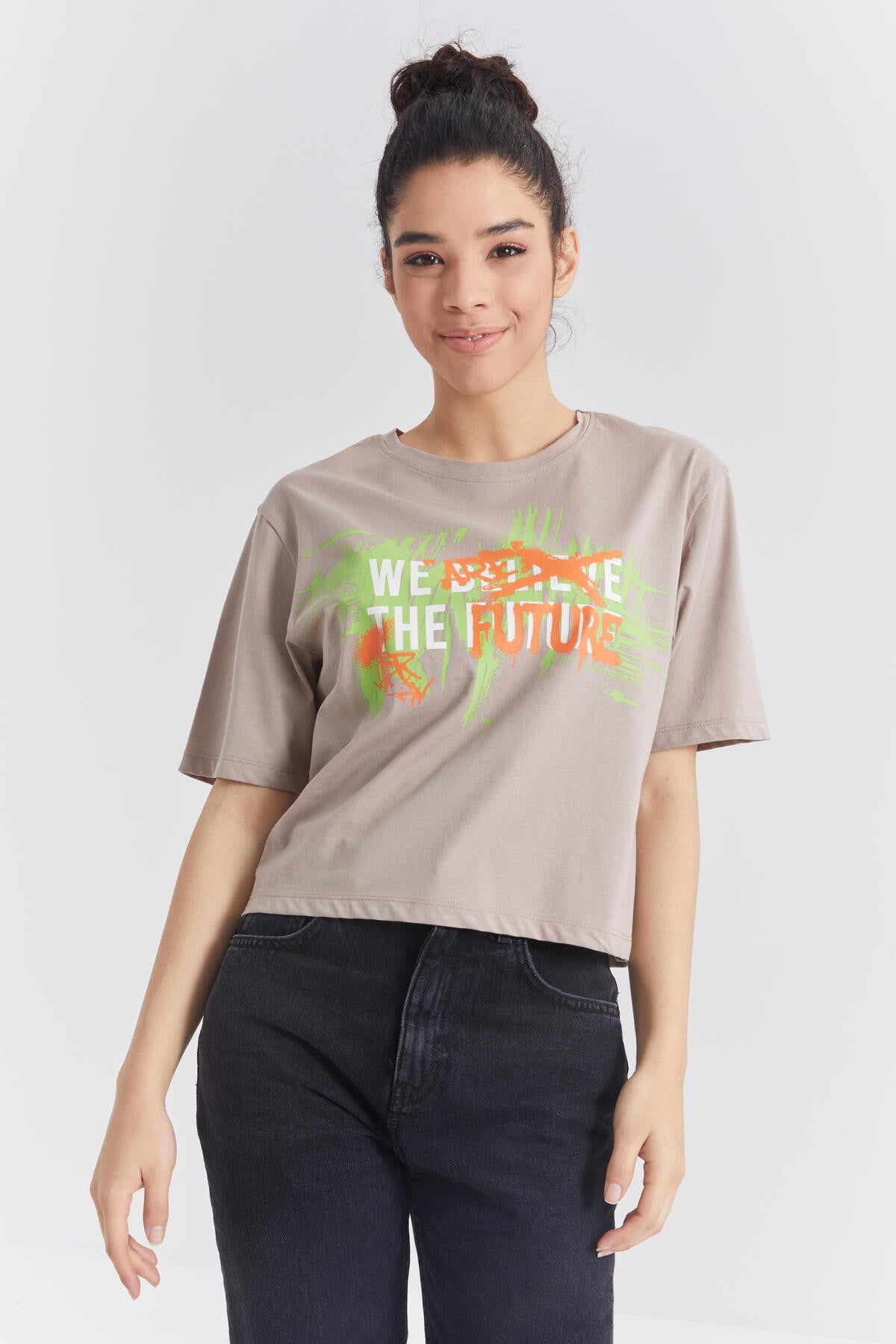 Koyu Bej Renkli Yazı Baskılı O Yaka Kadın Oversize T-Shirt  - 97212