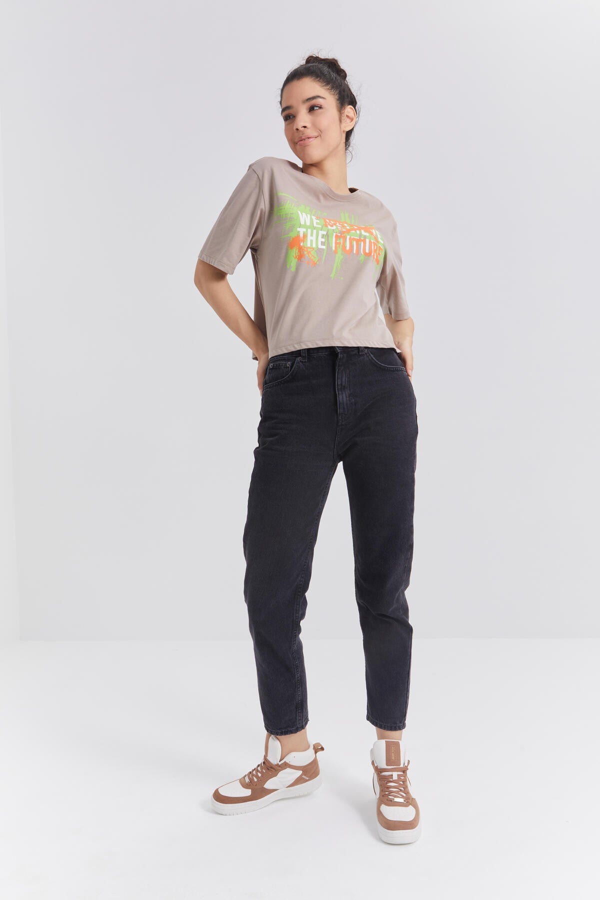 Koyu Bej Renkli Yazı Baskılı O Yaka Kadın Oversize T-Shirt  - 97212