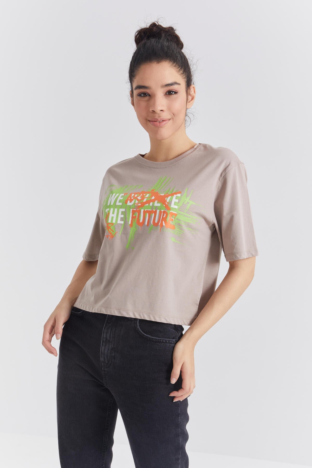 Koyu Bej Renkli Yazı Baskılı O Yaka Kadın Oversize T-Shirt  - 97212
