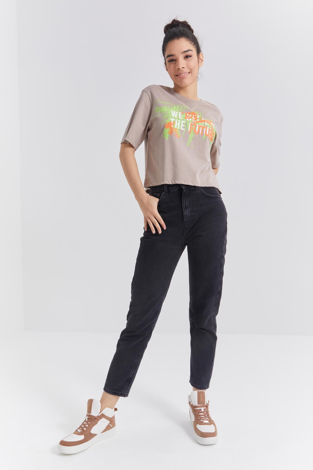Koyu Bej Renkli Yazı Baskılı O Yaka Kadın Oversize T-Shirt  - 97212