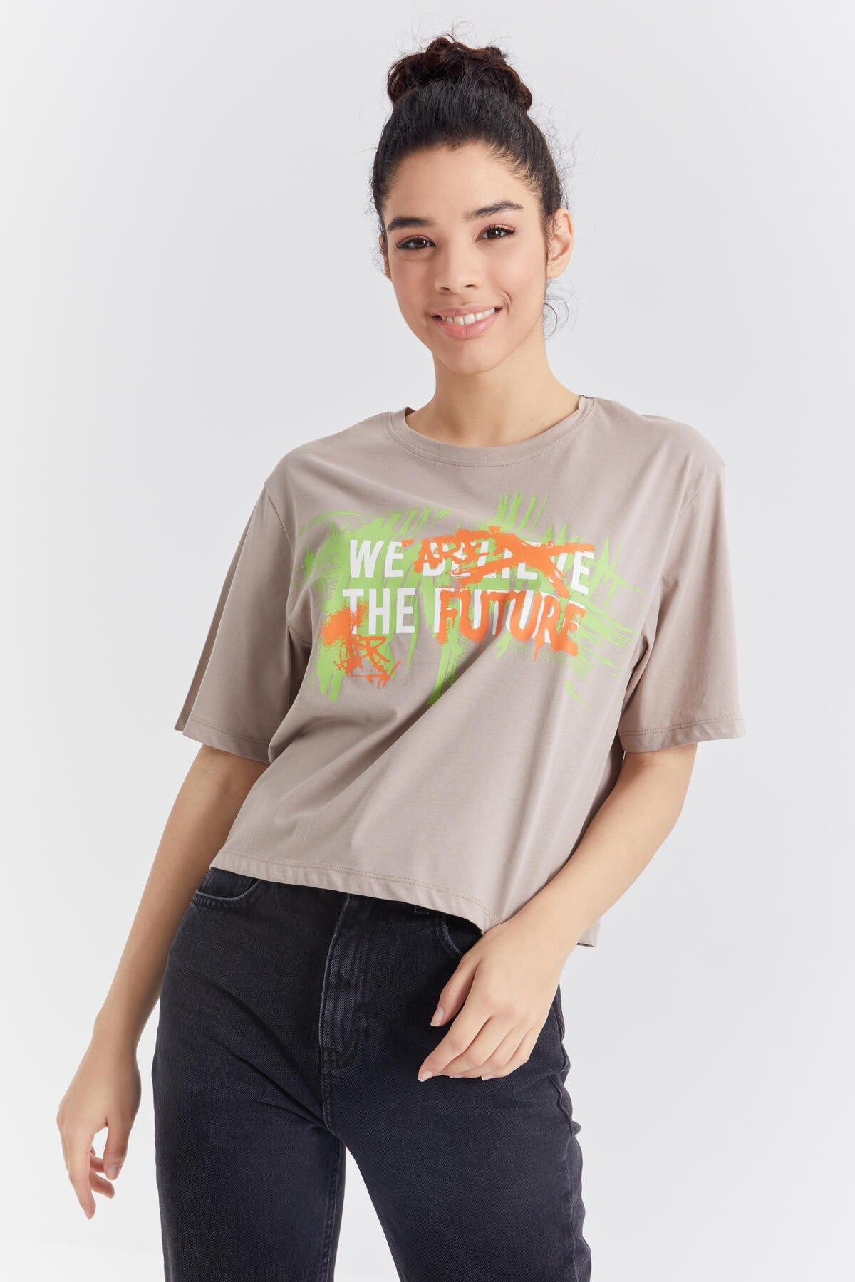 Koyu Bej Renkli Yazı Baskılı O Yaka Kadın Oversize T-Shirt  - 97212