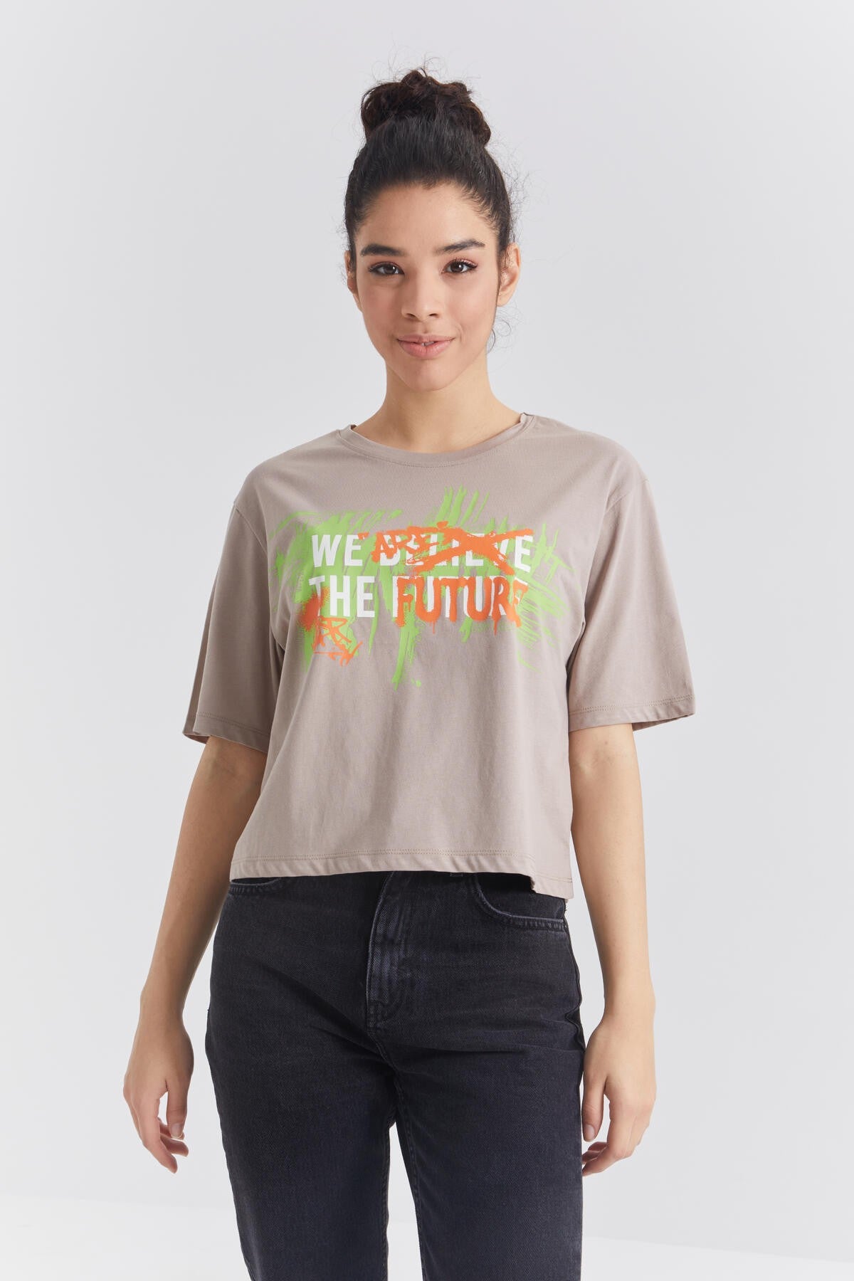 Koyu Bej Renkli Yazı Baskılı O Yaka Kadın Oversize T-Shirt  - 97212
