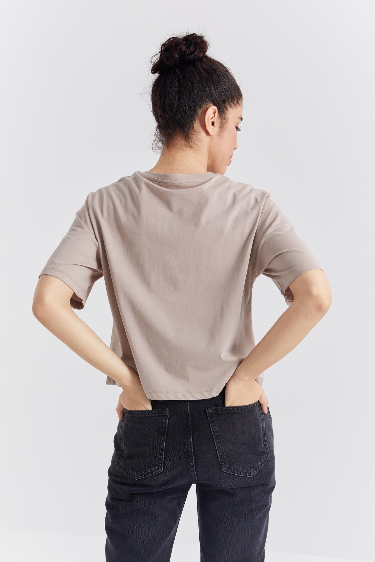 Koyu Bej Renkli Yazı Baskılı O Yaka Kadın Oversize T-Shirt  - 97212