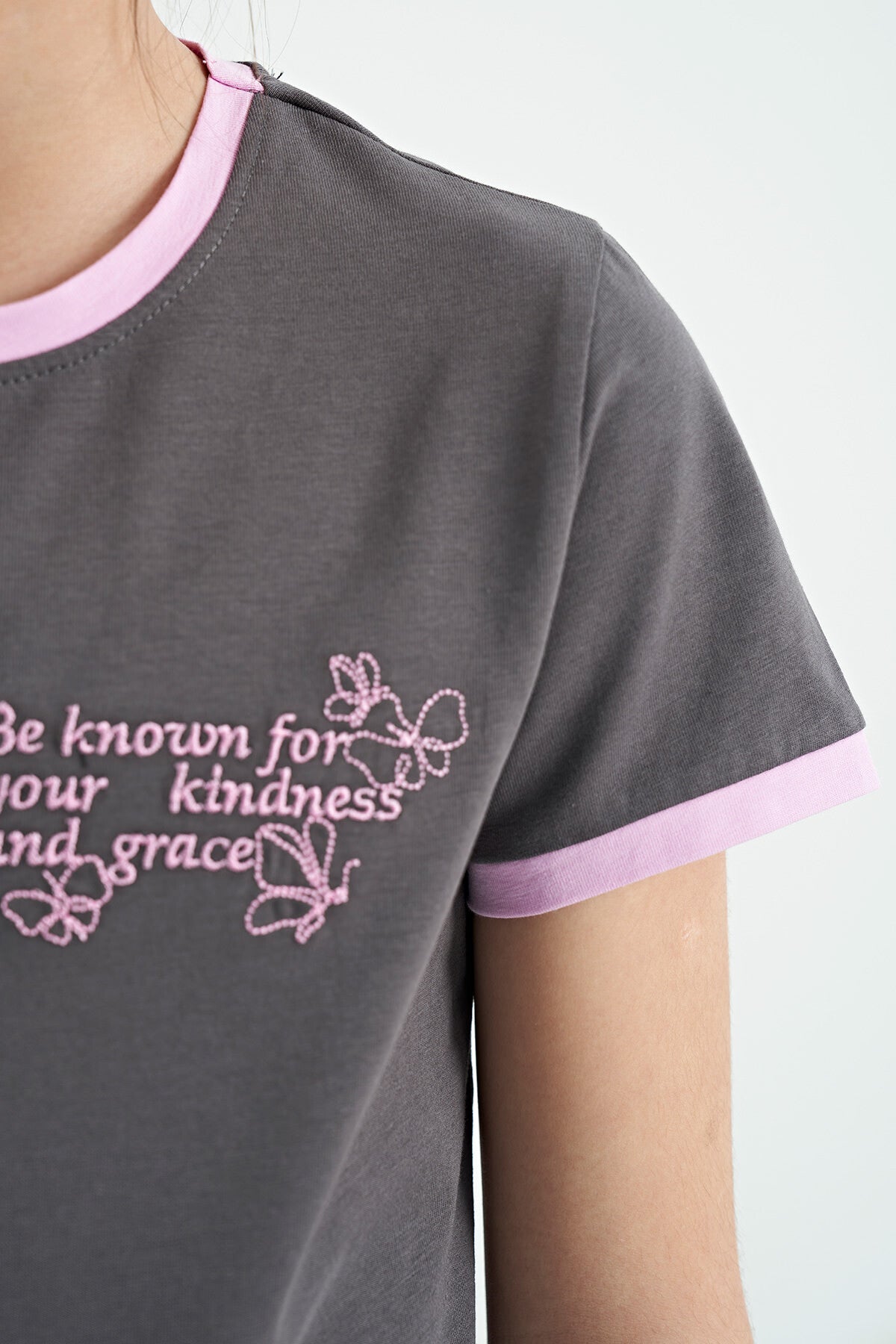 Koyu Gri Minimal Yazı Baskılı O Yaka Rahat Form Kısa Kollu Kız Çocuk T-Shirt - 75110