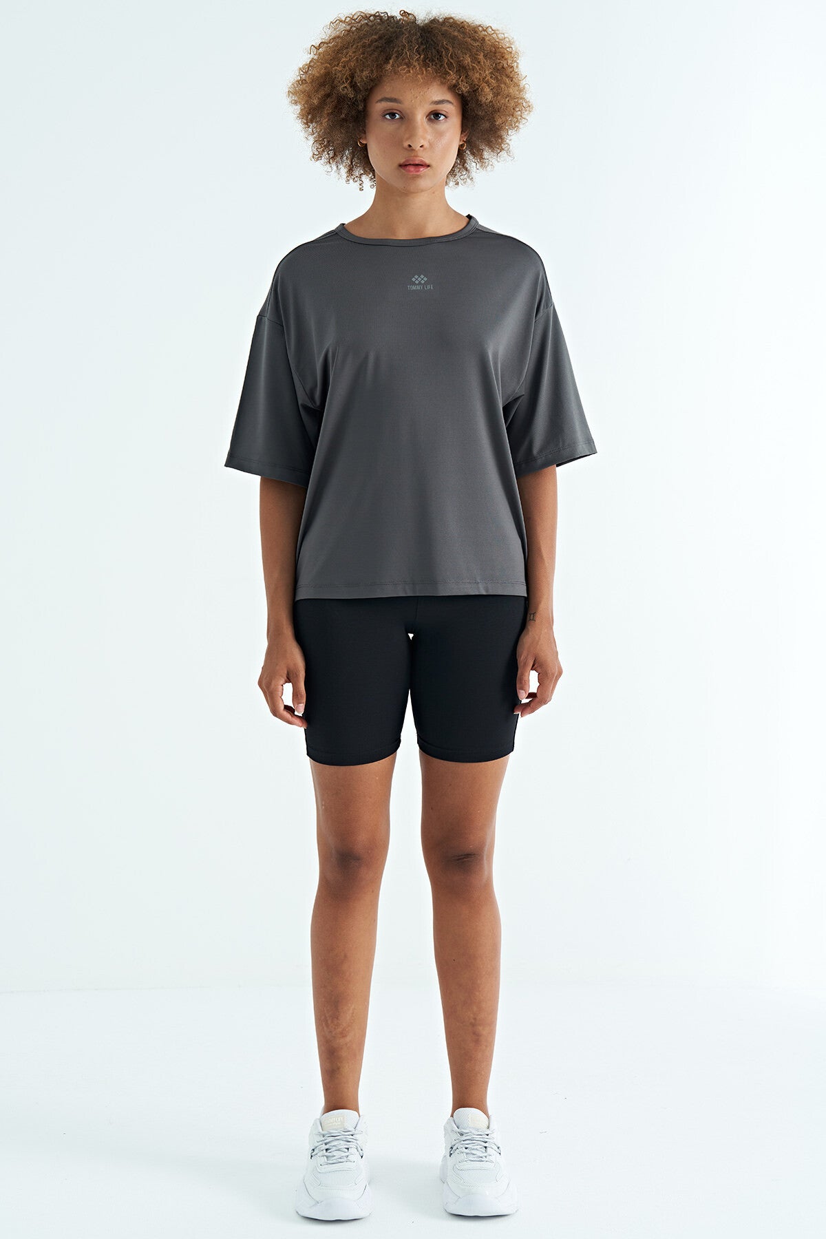 Koyu Gri O Yaka Baskı Detaylı Oversize Kısa Kol Kadın T-Shirt - 97263