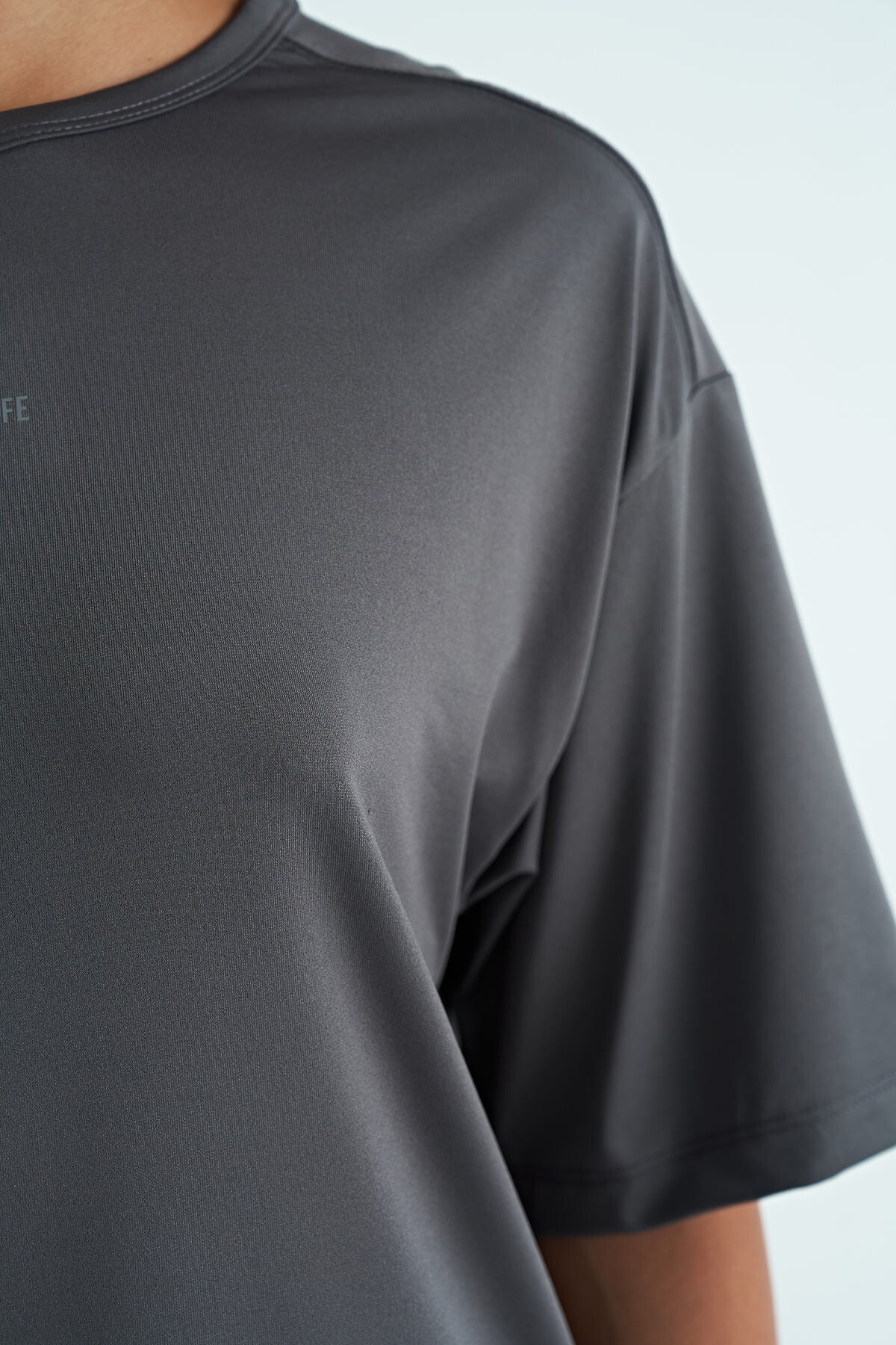 Koyu Gri O Yaka Baskı Detaylı Oversize Kısa Kol Kadın T-Shirt - 97263