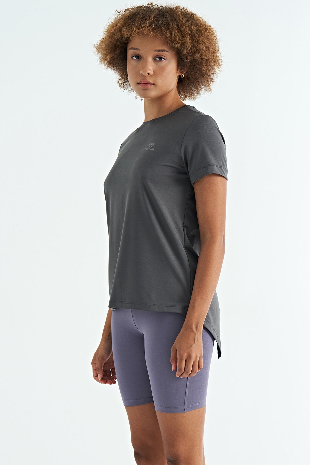 Koyu Gri Sırt Yırtmaç Detaylı O Yaka Kısa Kollu Standart Kalıp Kadın T-Shirt - 97267