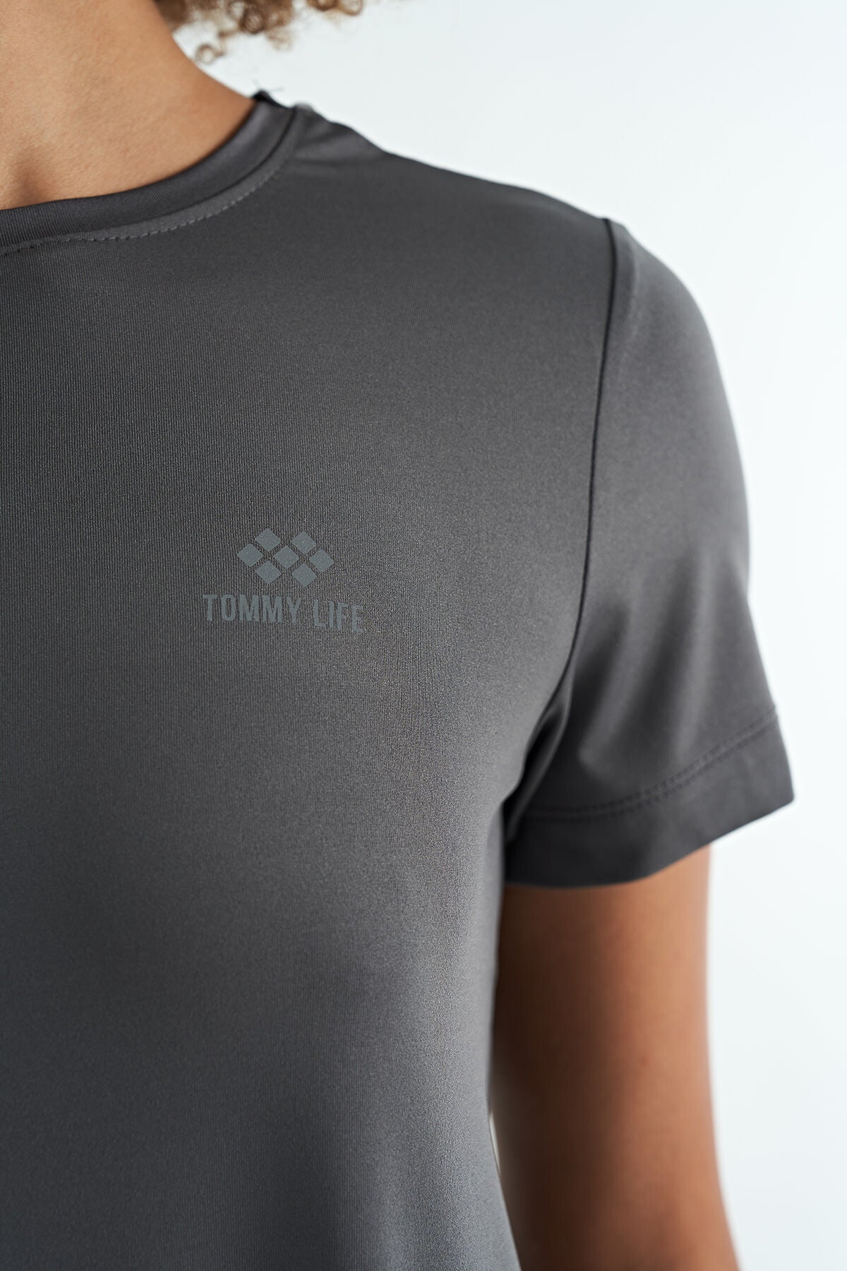 Koyu Gri Sırt Yırtmaç Detaylı O Yaka Kısa Kollu Standart Kalıp Kadın T-Shirt - 97267
