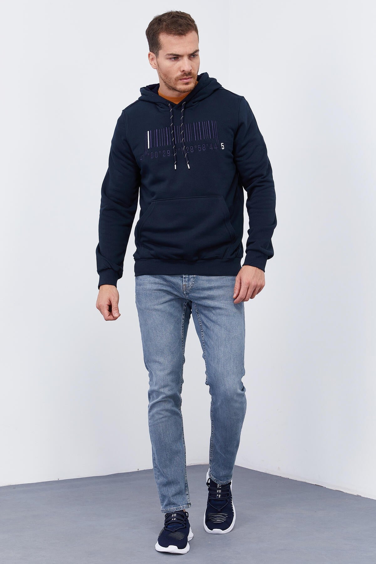 Lacivert Nakışlı Kanguru Cep Standart Kalıp Kapüşonlu Erkek Sweatshirt - 87839