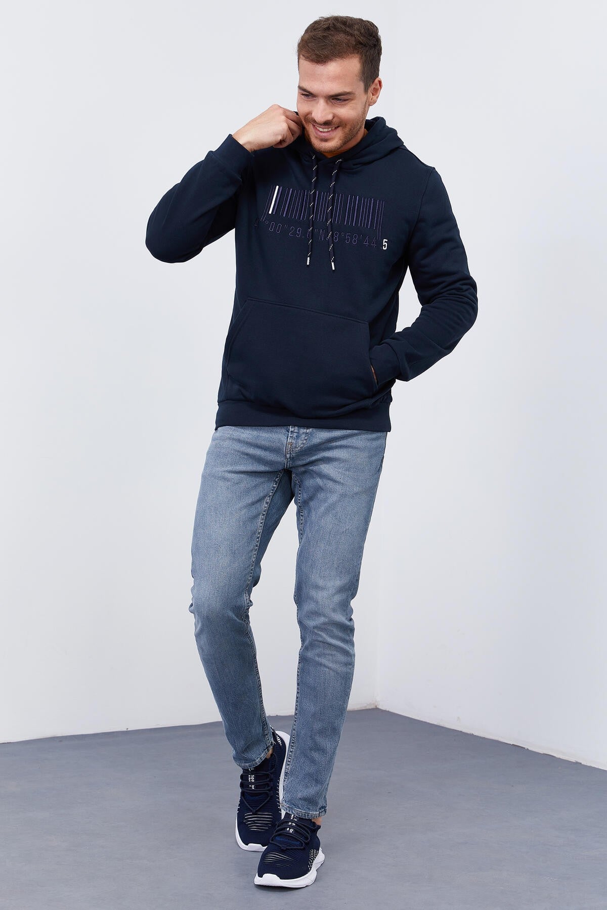 Lacivert Nakışlı Kanguru Cep Standart Kalıp Kapüşonlu Erkek Sweatshirt - 87839
