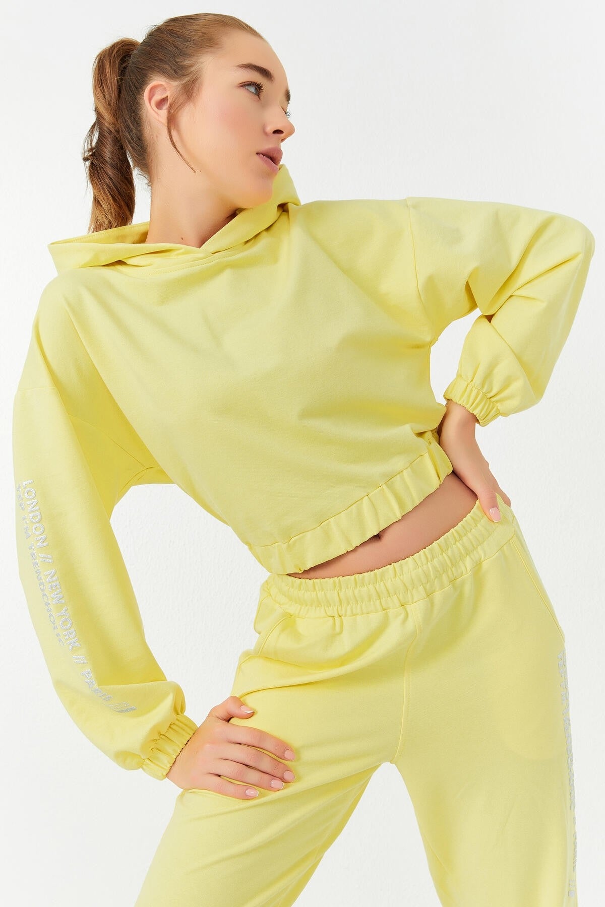 Limon Yazı Baskılı Kapüşonlu Lastik Paça Kadın Oversize Eşofman Takımı - 95295