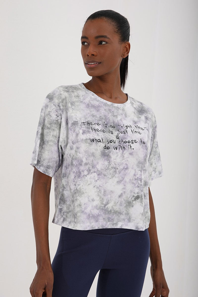 Mor Yazı Baskılı Karışık Batik Desenli O Yaka Kadın Oversize T-Shirt - 97129