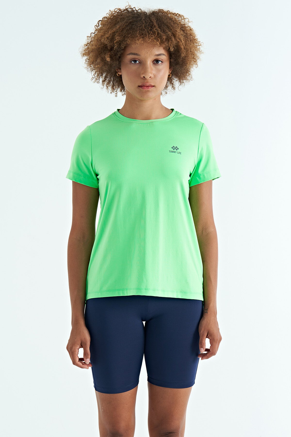 Neon Yeşil Sırt Yırtmaç Detaylı O Yaka Kısa Kollu Standart Kalıp Kadın T-Shirt - 97267