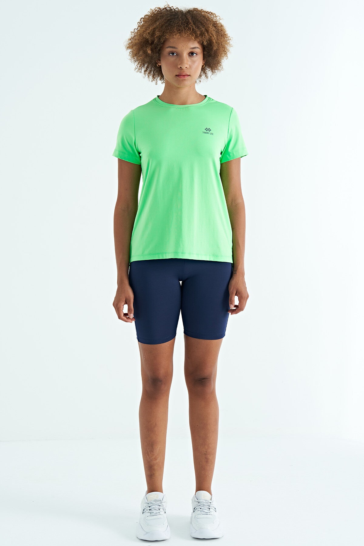 Neon Yeşil Sırt Yırtmaç Detaylı O Yaka Kısa Kollu Standart Kalıp Kadın T-Shirt - 97267
