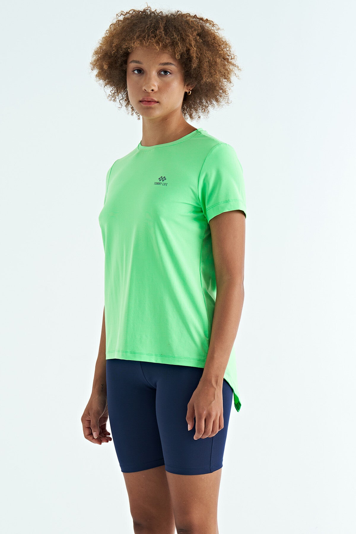 Neon Yeşil Sırt Yırtmaç Detaylı O Yaka Kısa Kollu Standart Kalıp Kadın T-Shirt - 97267