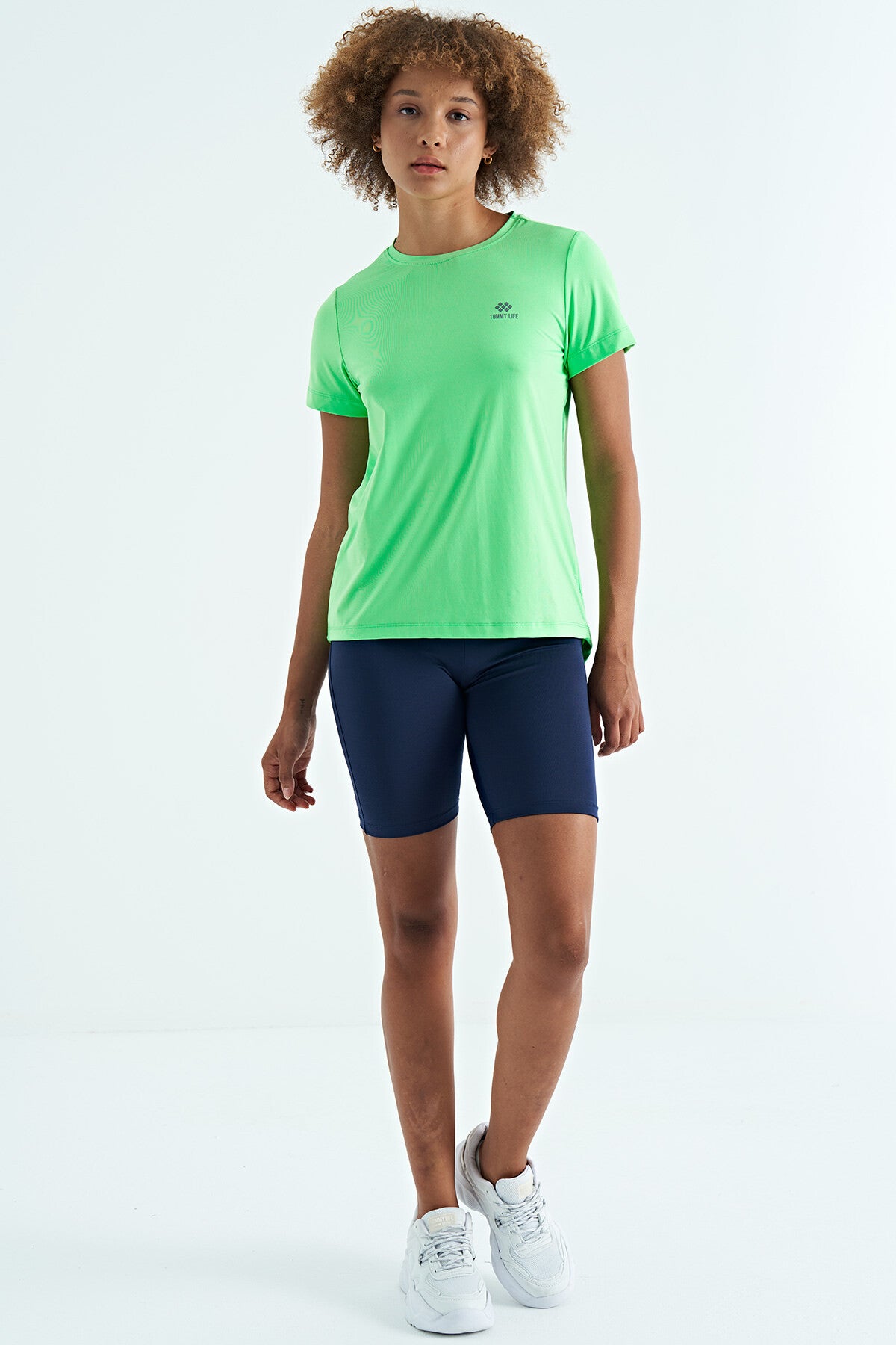 Neon Yeşil Sırt Yırtmaç Detaylı O Yaka Kısa Kollu Standart Kalıp Kadın T-Shirt - 97267