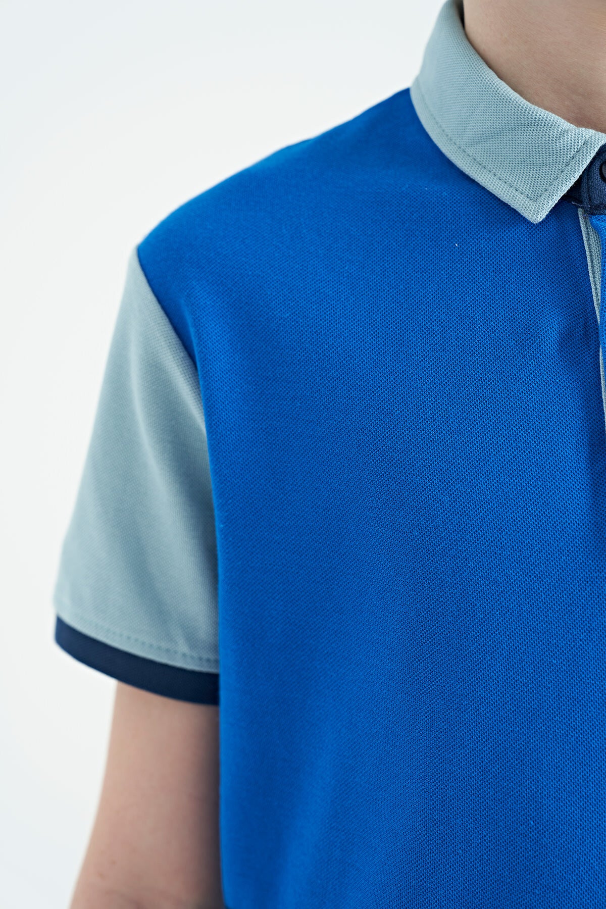 Saks Renk Bloklu Nakış Detaylı Standart Kalıp Polo Yaka Erkek Çocuk T-Shirt - 11108