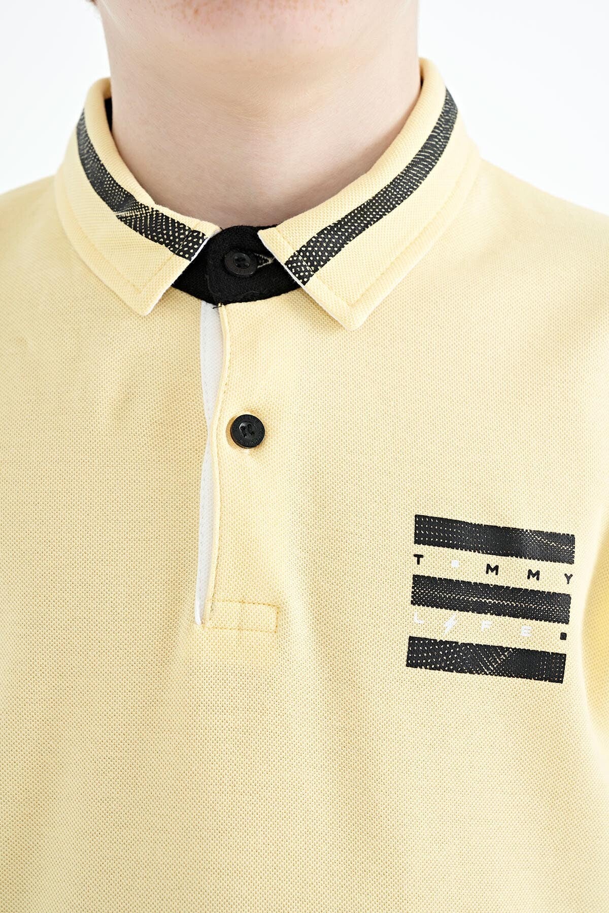 Sarı Yakası Renk Bloklu Baskı Detaylı Standart Kalıp Erkek Çocuk T-Shirt - 11111