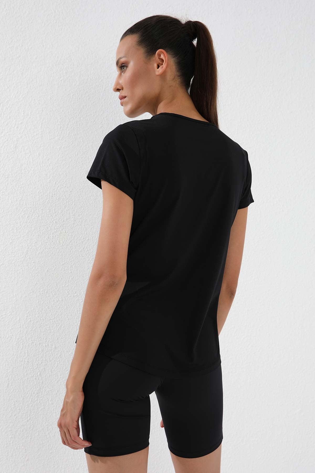 Siyah Basic Kısa Kol Standart Kalıp V Yaka Kadın T-Shirt - 97145