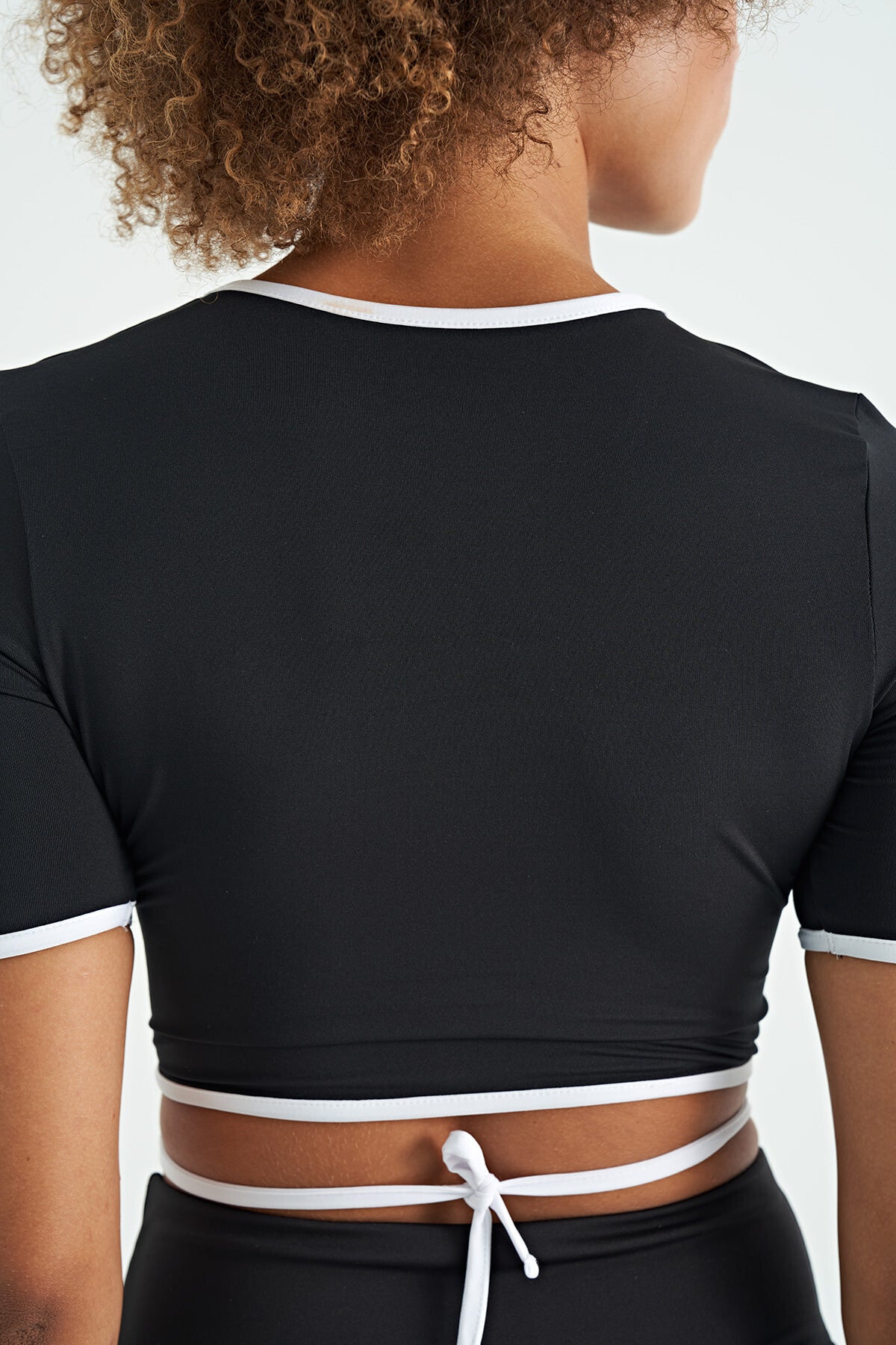 Siyah Bel Bağlama Detaylı O Yaka Standart Kalıp Dalgıç Kumaş Kadın Crop T-Shirt - 97266