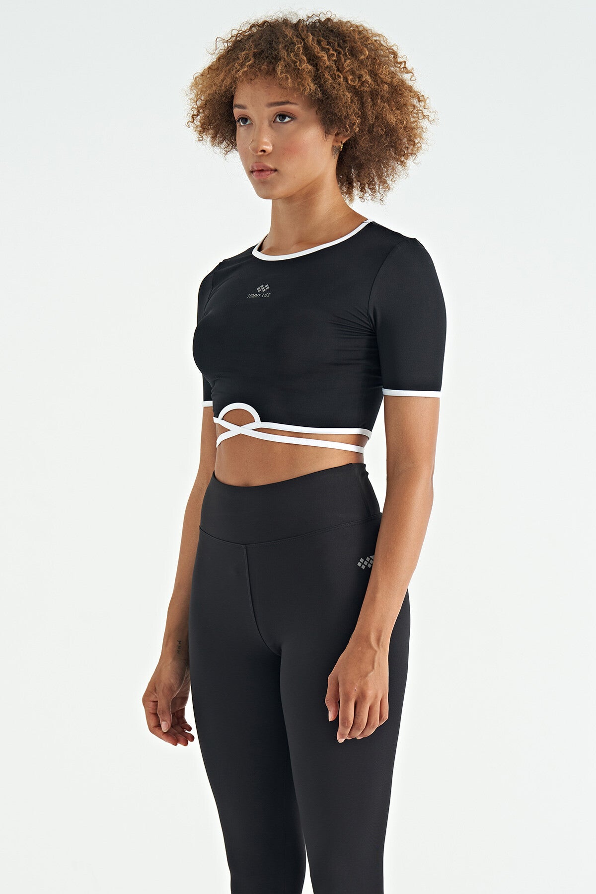 Siyah Bel Bağlama Detaylı O Yaka Standart Kalıp Dalgıç Kumaş Kadın Crop T-Shirt - 97266