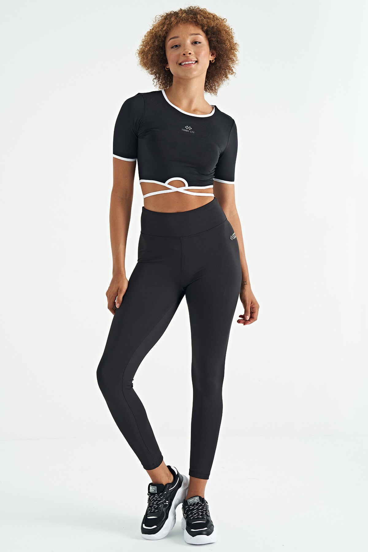 Siyah Bel Bağlama Detaylı O Yaka Standart Kalıp Dalgıç Kumaş Kadın Crop T-Shirt - 97266