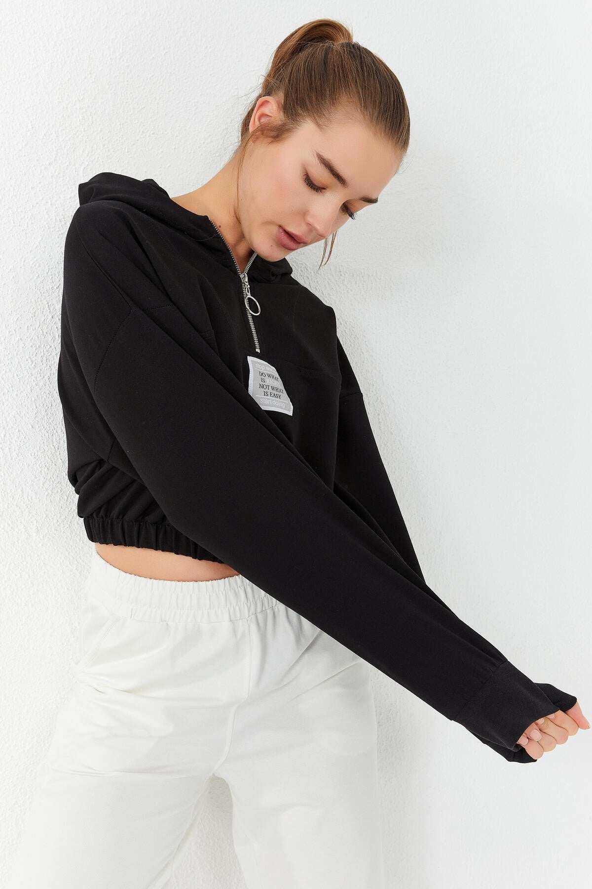 Siyah Beli Büzgülü Kapüşonlu Yarım Fermuarlı Rahat Form Kadın Crop Top Sweatshirt - 97155