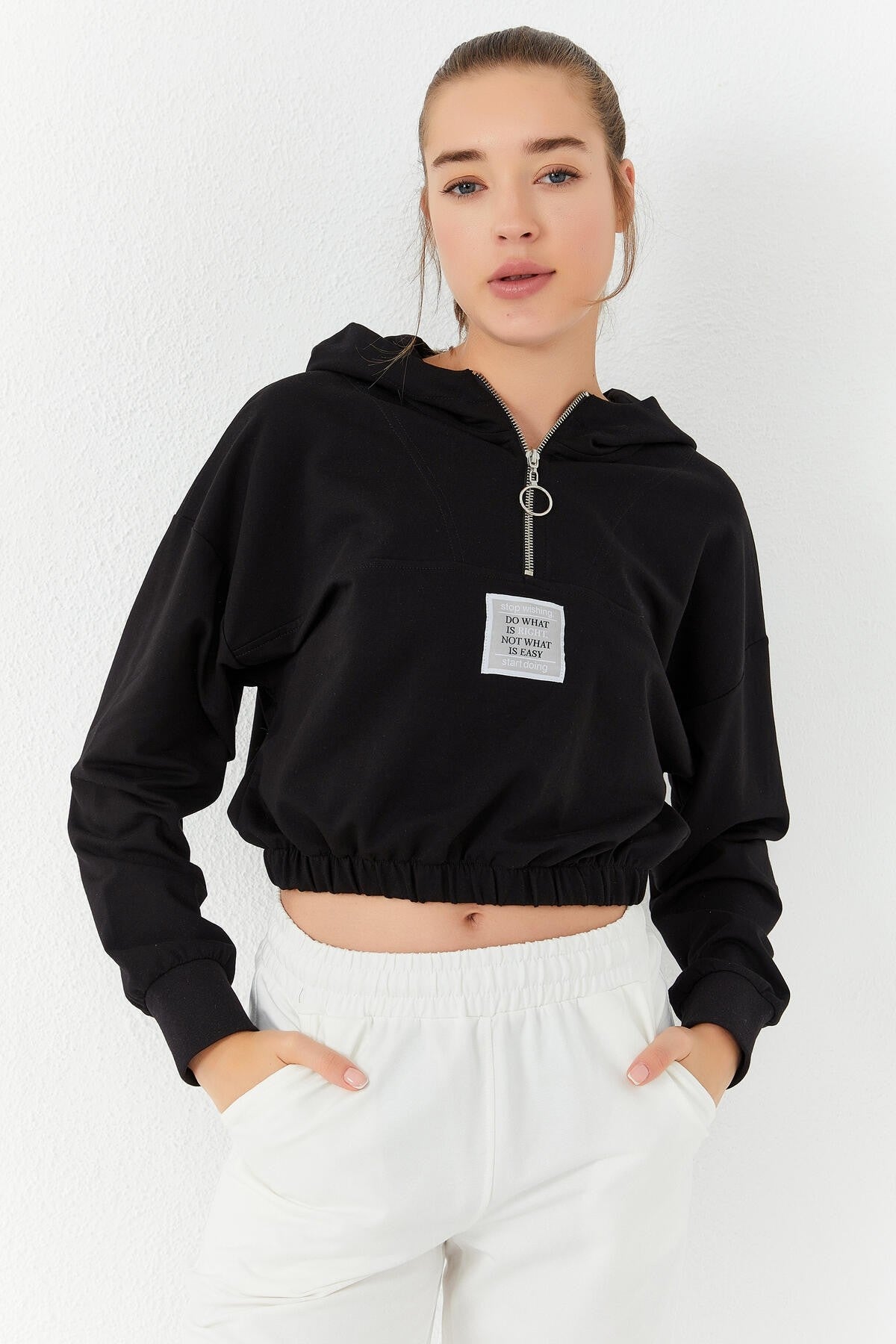 Siyah Beli Büzgülü Kapüşonlu Yarım Fermuarlı Rahat Form Kadın Crop Top Sweatshirt - 97155