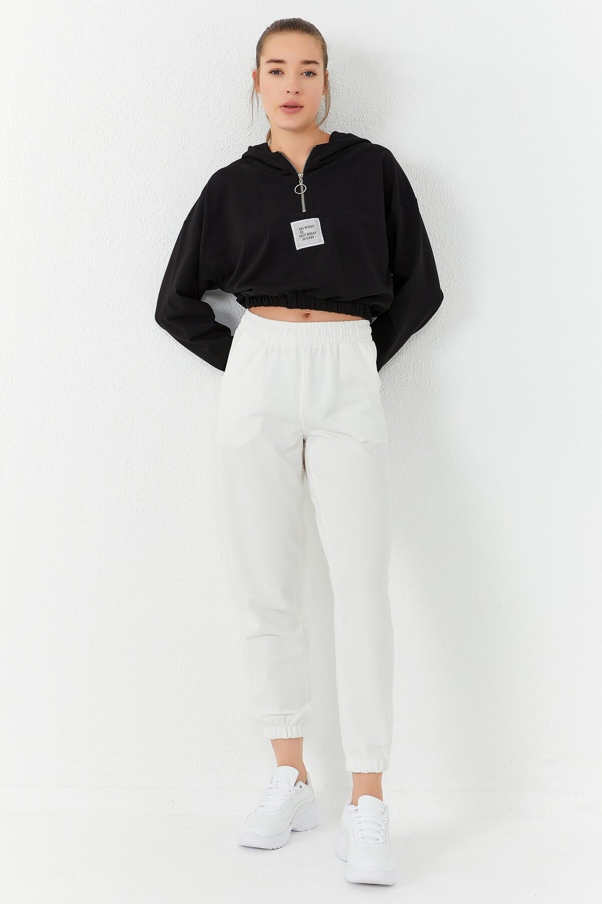 Siyah Beli Büzgülü Kapüşonlu Yarım Fermuarlı Rahat Form Kadın Crop Top Sweatshirt - 97155