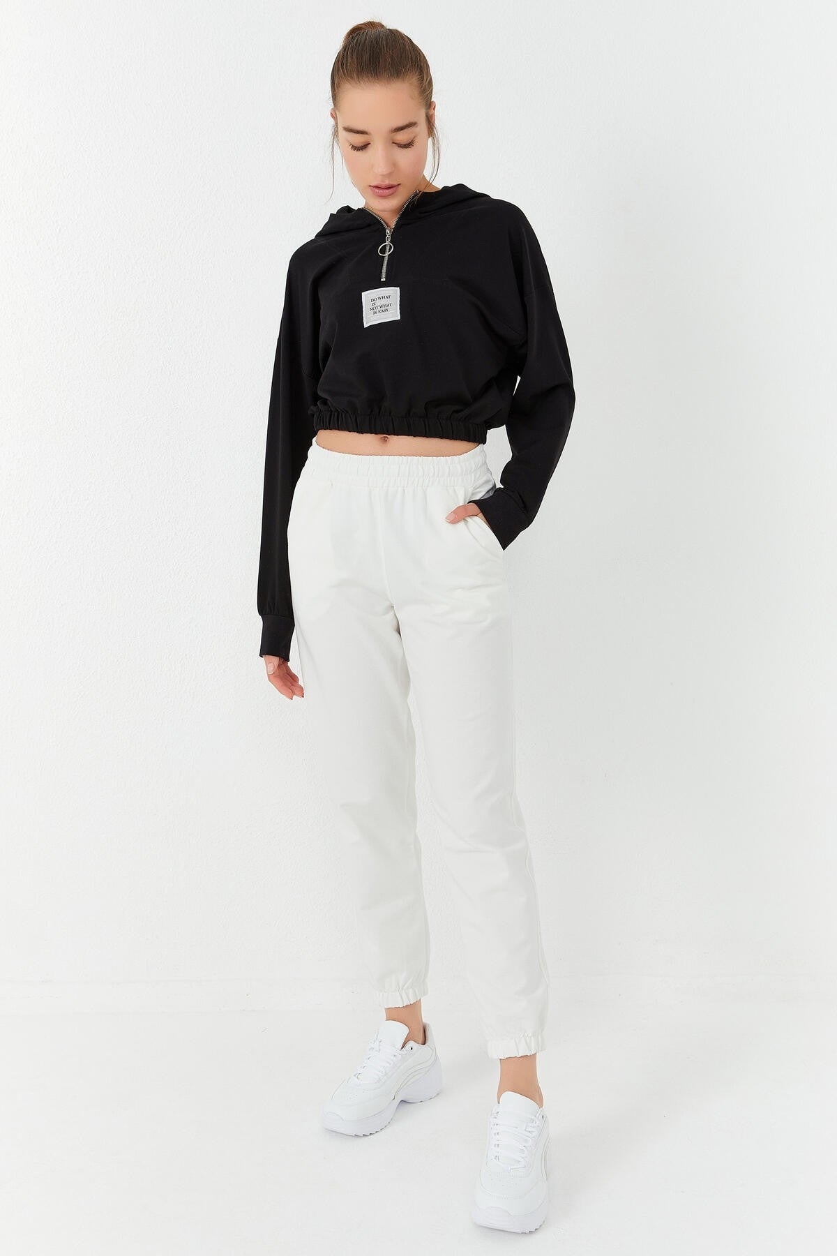 Siyah Beli Büzgülü Kapüşonlu Yarım Fermuarlı Rahat Form Kadın Crop Top Sweatshirt - 97155