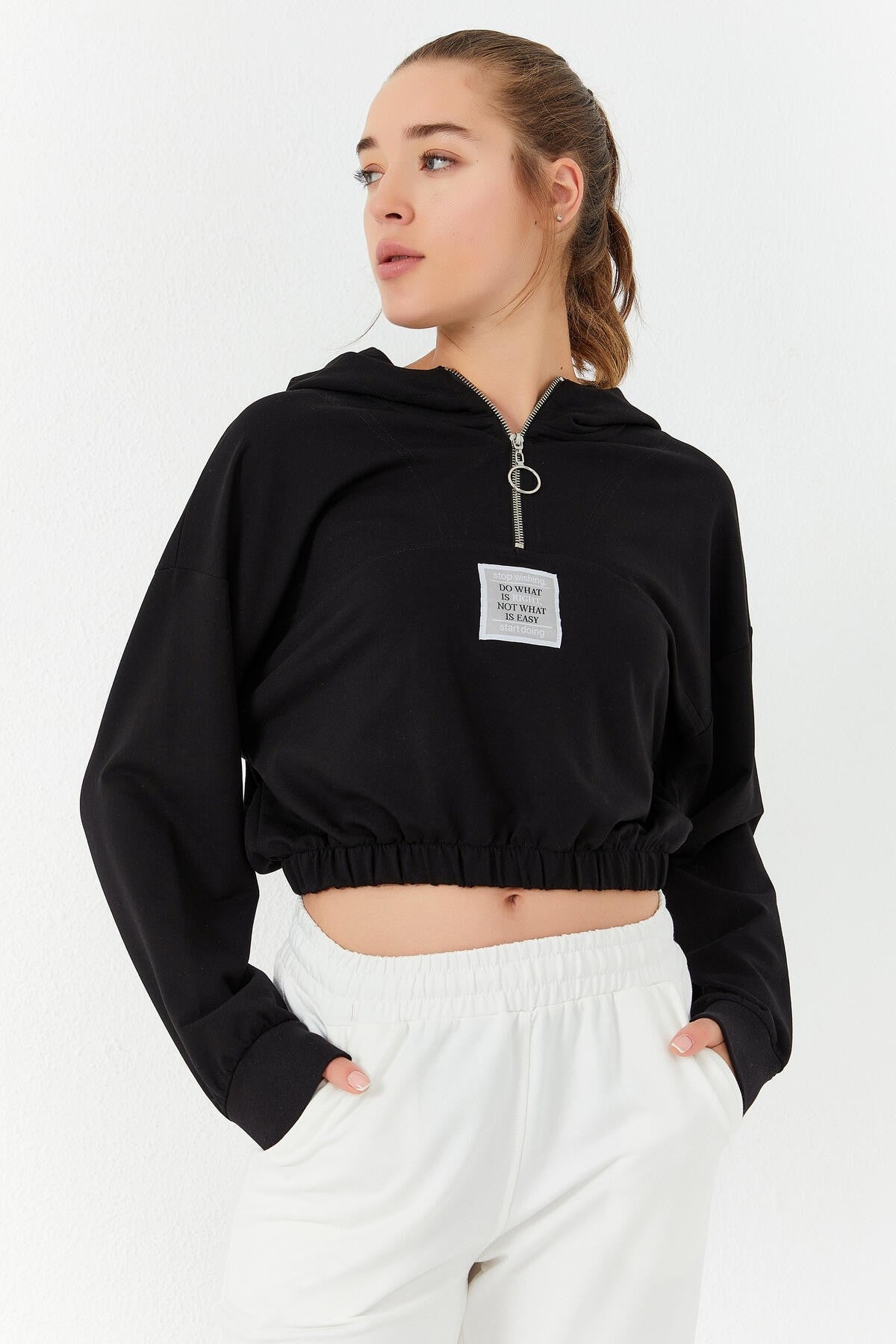 Siyah Beli Büzgülü Kapüşonlu Yarım Fermuarlı Rahat Form Kadın Crop Top Sweatshirt - 97155