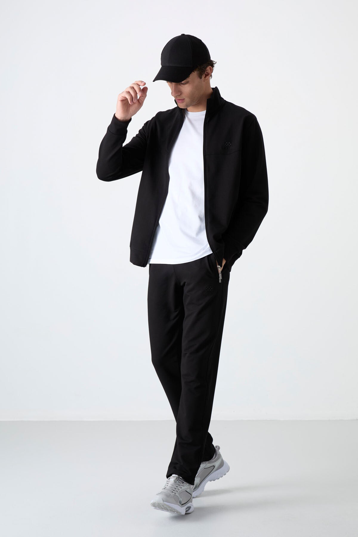 Siyah Dik Yaka Fermuarlı Rahat Form Klasik Paça Erkek Eşofman Takımı - 85072